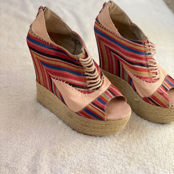 SOLDStunning peach striped high wedge heels sz 8.5 - Picture 3 of 11